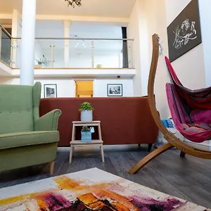 Stunning Mezzanine Near Centre Apartment
