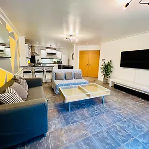 Lush Gated Bay Flat With Fast Wifi & Parking Apartment
